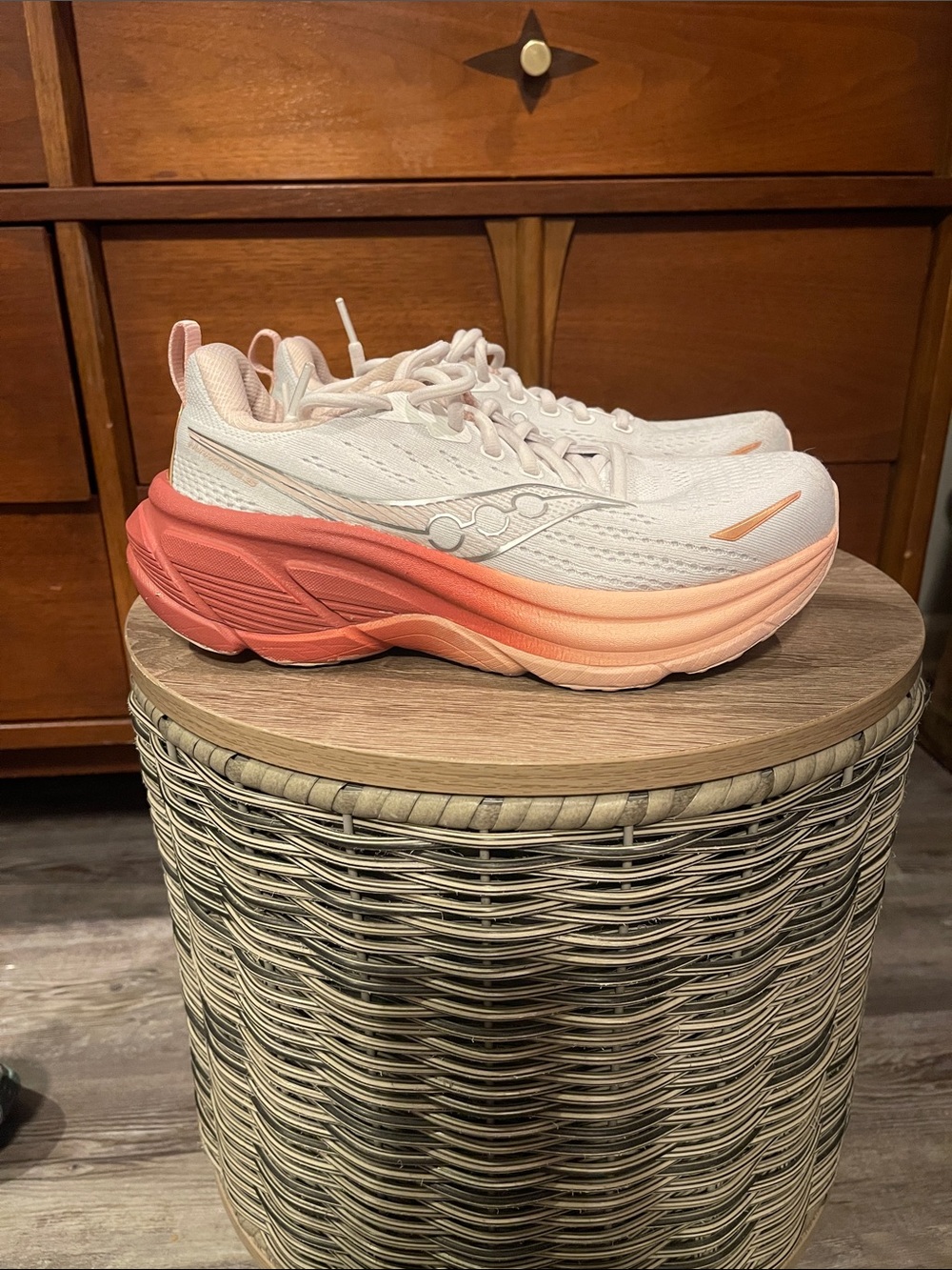 Saucony WOMEN'S HURRICANE Running Shoe